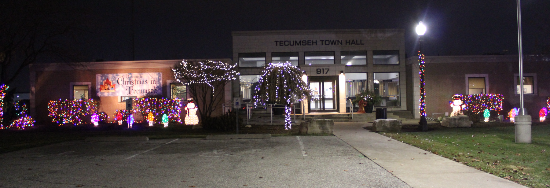 town hall decorated for christmas
